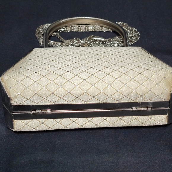 Beautiful And Elegant Vintage Evening Handbag With Metal Shoulder Strap - Picture 6 of 9
